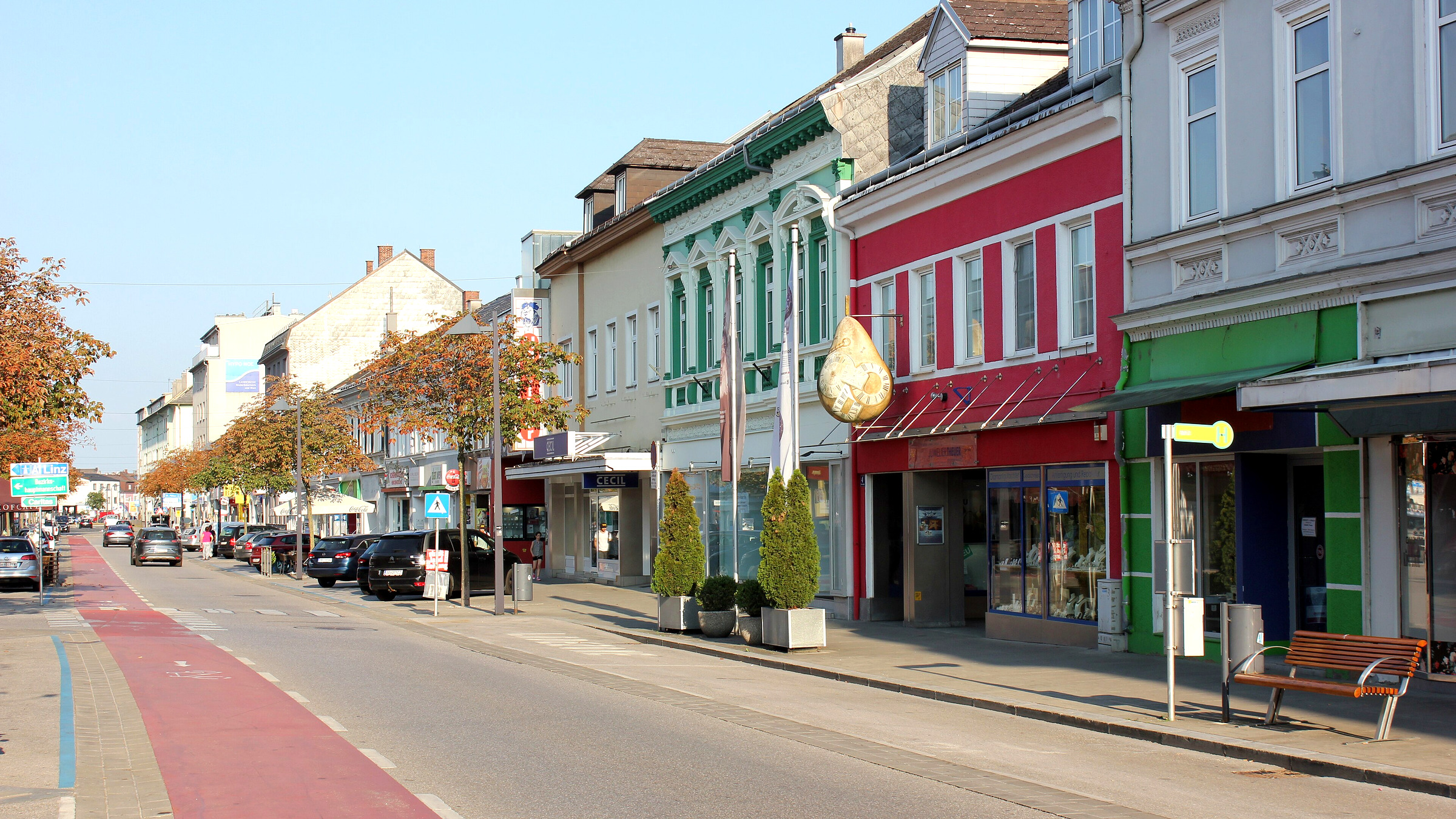 Breite österreichische Hauptstraße mit Wohn- und Geschäftshäusern